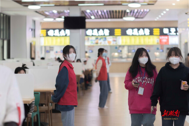 湖南工艺太阳集团:“红马甲”在校园防疫一线绽放青春