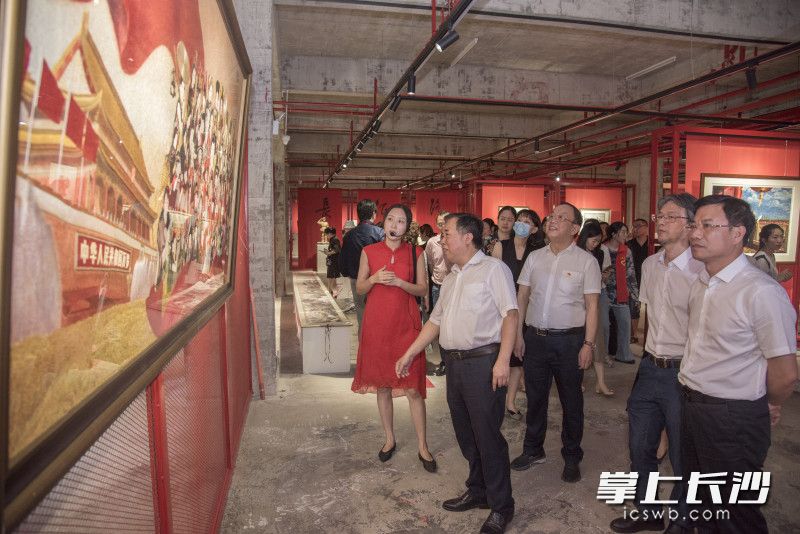 来宾们参观展览作品。 来宾们参观展览作品。