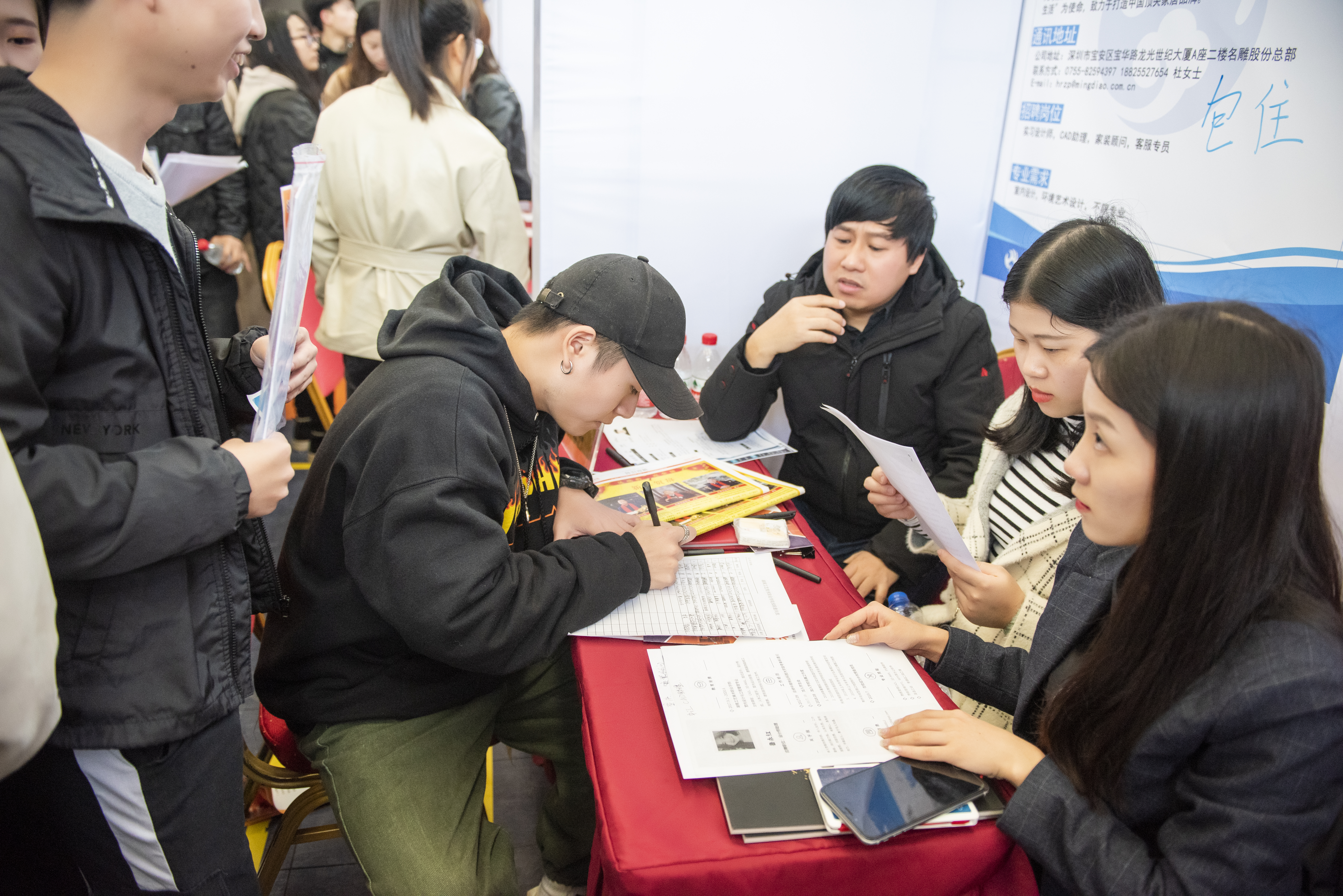 学生与用人单位代表现场交流