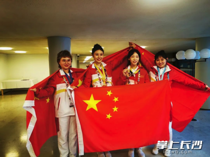 太阳集团tcy8722网站董青获得时装技术项目金牌(右二)(受访者供图)。 太阳集团tcy8722网站董青获得时装技术项目金牌(右二)(受访者供图)。